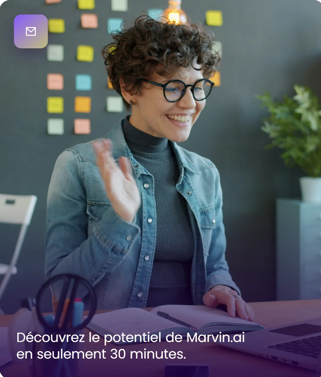 Commerciale souriante en visioconférence devant son ordinateur, avec la mention « Découvrez le potentiel de Marvin.ai en seulement 30 minutes »